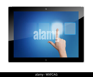 Tablet PC con una mano, premendo un pulsante del touchscreen su sfondo blu Foto Stock