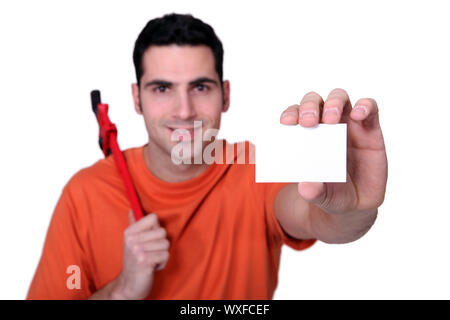 Builder con chiave tenendo business card Foto Stock