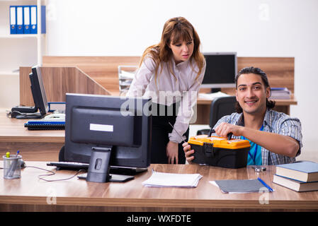 Giovane maschio specialista it in ufficio Foto Stock