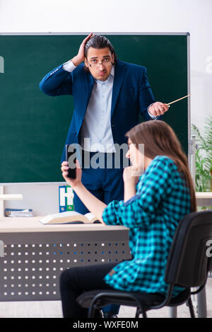 Bel giovane insegnante e studente femmina in classe Foto Stock