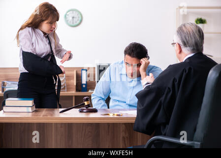 Coppia giovane nella courthouse nel concetto di divorzio Foto Stock