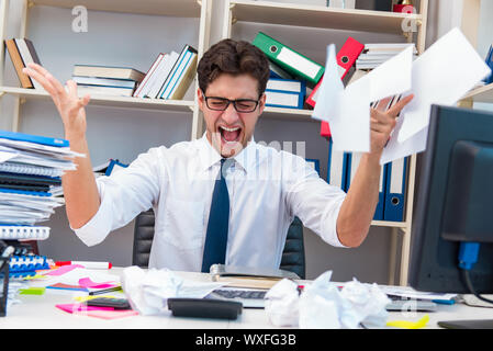 Arrabbiato e imprenditore spaventoso in ufficio Foto Stock