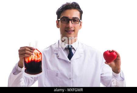 Dottore in donazione sangue concetto isolato su bianco Foto Stock