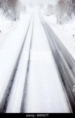 Billzard su strada Foto Stock