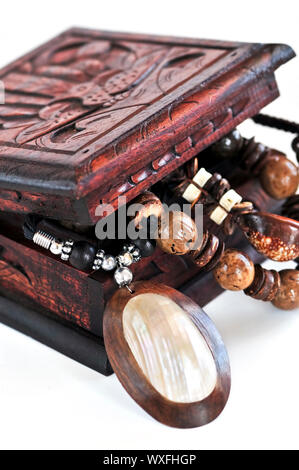 Bella artigianale a scatola di legno con gioielli aborigena Foto Stock