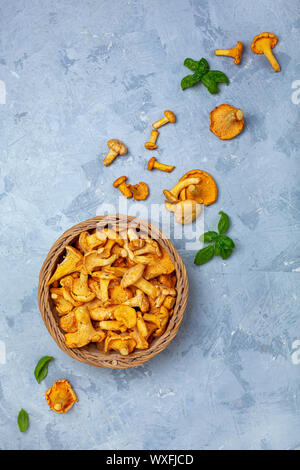 Materie foresta di funghi finferli in un cestello. Foto Stock