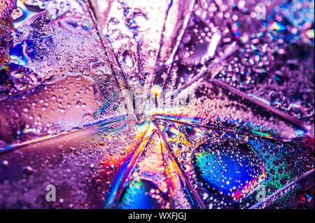 Sfondo in stile del 80-90s. Texture reali di vetro rotto o ghiaccio e scende in luminosi colori acidi. Foto Stock