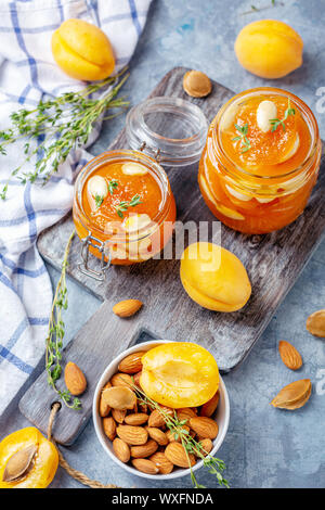 Deliziosa marmellata di albicocche con il timo e le mandorle. Foto Stock