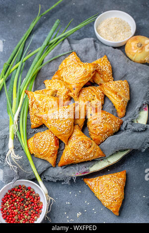 Piccole torte di carne samosa - cucina orientale. Foto Stock