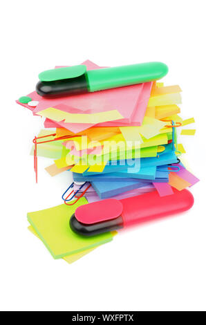 Pila di note adesive, fermaglio, appiccicosa, Lampo, clip e punta in feltro penne isolati su sfondo bianco Foto Stock