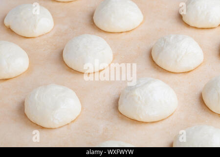 Palline di freschi fatti in casa di pasta per pizza Foto Stock