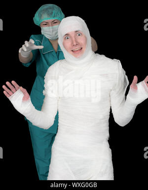 Uomo in bende e infermiere su sfondo nero. Foto Stock