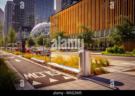 Seattle, Washington, Stati Uniti d'America - strade di città con Amazon sfere edificio in background Foto Stock