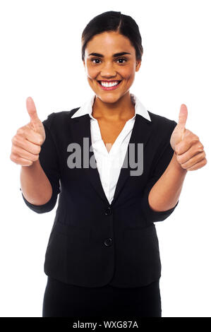 Giovane imprenditrice che mostra il doppio Pollice su per la fotocamera Foto Stock