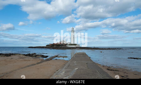 Saint Mary's Island Lighthouse, Whitley Bay, come la marea è in arrivo Foto Stock