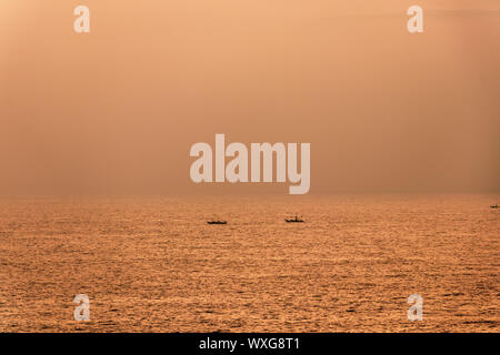 Sunset beach warmup sri lanka effetto giallo Foto Stock