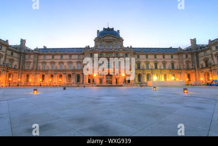 Parigi - Feb 9 : museo del Louvre al crepuscolo in estate su febbraio 9,2015. Il museo del Louvre è uno dei più grandi del mondo musei con più di 8 milioni di euro v Foto Stock