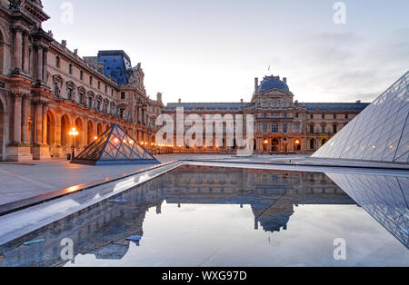 Parigi - febbraio 7 :Louvre al tramonto il 7 febbraio 2015 a Parigi. Estate in mostra al Museo del Louvre Foto Stock