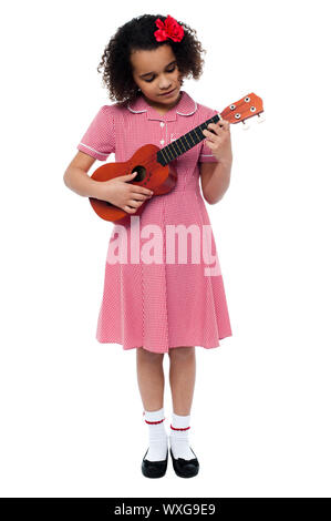 Funny bambina con una chitarra isolato su bianco Foto Stock