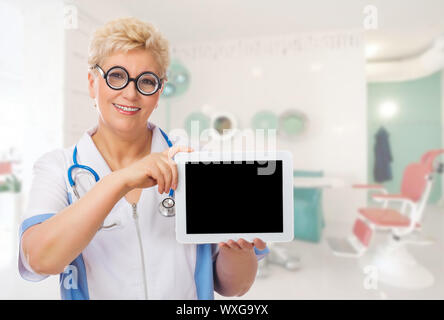 Coppia medico con occhiali buffi e tablet PC in ufficio medico Foto Stock