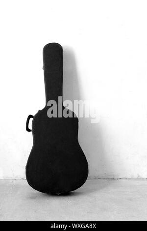 La vecchia chitarra caso in bianco e nero Foto Stock