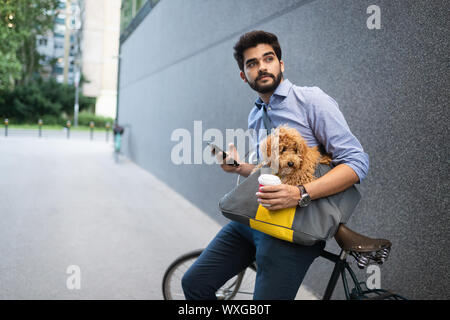 Bel giovane la navigazione in rete durante una pausa caffè. Foto Stock