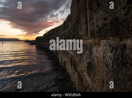Lyme Regis, Dorset, Regno Unito. Xvii Settembre 2019. Regno Unito Meteo. Sunrise sulla costa sud. Credito: DTNews/Alamy Live News Foto Stock