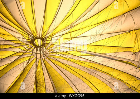 Close up di giallo mongolfiera in preparazione per il volo. Goreme, Cappadocia, Turchia Foto Stock