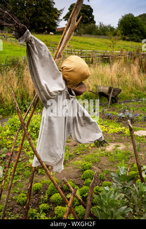 Regno Unito, County Durham, Beamish, museo, 1820s area, 'Joe il quilter', Giuseppe Hedley's cottage, grossolanamente realizzato lo spaventapasseri in giardino cucina Foto Stock