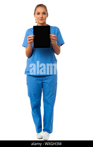 Giovani donne medico specialista, la visualizzazione di un dispositivo tablet pc Foto Stock