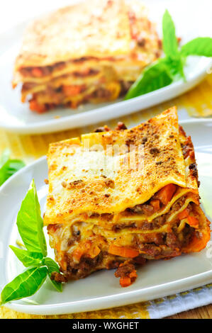 Due porzioni di fresche lasagne al forno su piastre Foto Stock