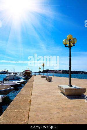 Ormeggio con lampione sul mare sullo sfondo. Pola Croazia Foto Stock