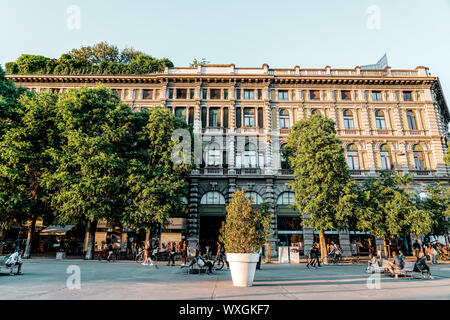 Milano, Italia - 30 Maggio 2019: la gente a piedi in centro occupato dal centro città di Milano Foto Stock