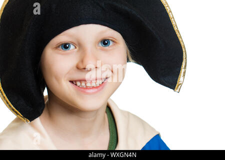 Un close-up ritratto di un sorriso felice ragazzo vestito come pirati. Isolato su bianco. Foto Stock