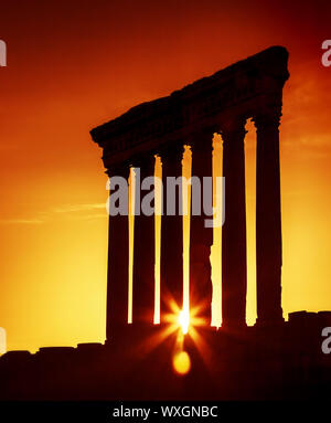 Vecchie colonne oltre il tramonto di Giove tempio di Baalbek, Libano, antiche rovine della città,centro storico architettura araba, viaggi e turismo concept Foto Stock