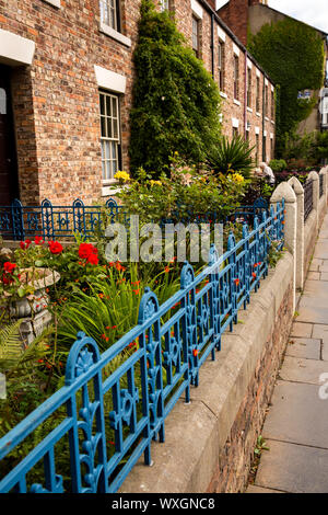 Regno Unito, County Durham, Beamish, museo, Città, Main Street, Ravensworth terrazza, blu dipinto di ringhiere esterno giardini anteriore Foto Stock