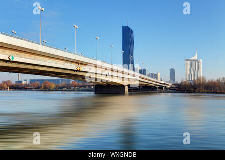 Vista città moderna con il fiume Danubio a Vienna, in Austria Foto Stock