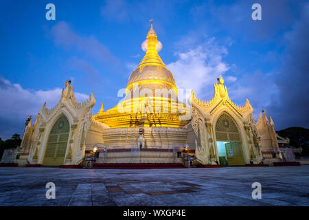 Maha Wizaya Pagoda al crepuscolo - Yangon, Myanmar / Birmania Foto Stock