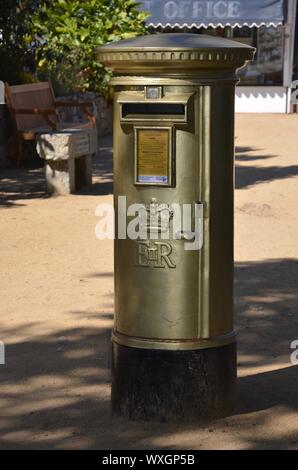 Ex post blu sulla scatola di Sark Nel Baliato di Guernsey è stato verniciato di oro per commemorare Carl Hester squadra dressage Medaglia d'oro ai Giochi Olimpici 2012. Foto Stock