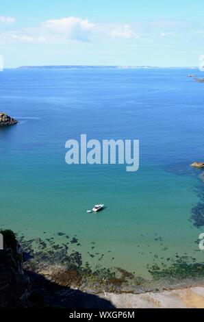 La grande baia di Greve a La Coupee, la Causeway linking Grand Sark e poco Sark, l'isola di Guernsey e di Herm in distanza, Isole del Canale, REGNO UNITO Foto Stock