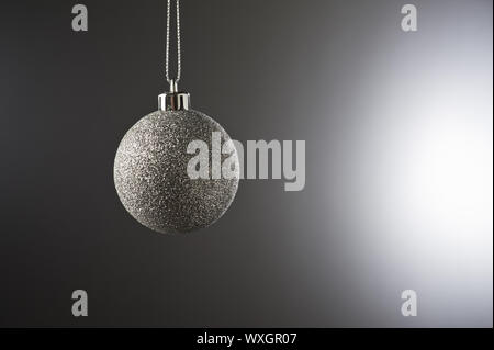 Pallina di natale in semplici impostazioni di colore e illuminazione laterale Foto Stock