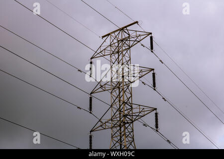 Telefono cellulare torre sulla parte superiore, Silhouette di palme e bellissimo cielo nuvoloso come sfondo Foto Stock