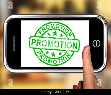 Promozione su smartphone Visualizza promozioni speciali e sconti Foto Stock