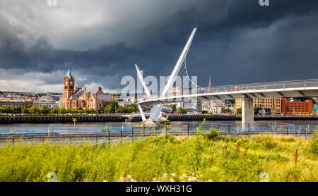 Il ponte di pace e Guild Hall in Londonderry / Derry in Irlanda del Nord Foto Stock