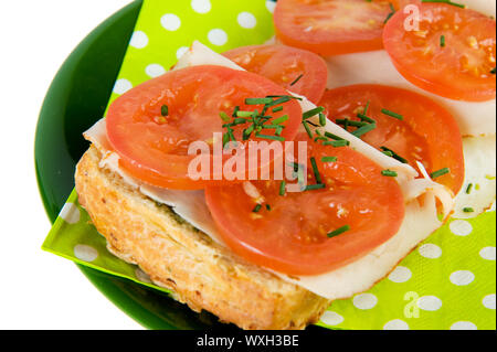 Panino con carne di pollo e pomodori con erba cipollina Foto Stock