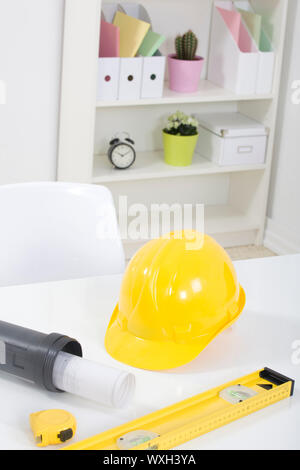 Hardhat e degli strumenti di misurazione sul blueprint Foto Stock