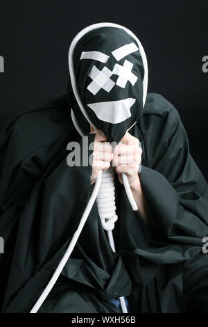 Nero con mime fune sul collo su sfondo nero Foto Stock