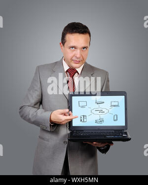 X4l uomo con un laptop in mano punti al sistema wireless Foto Stock