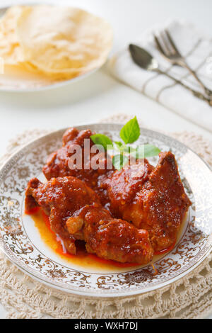 Il curry indiano di pollo. Popolari piatto indiano sul tavolo da pranzo. Foto Stock