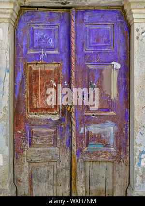 Vecchio di età compresa tra i colorati porta in legno con catene e lucchetti. Foto Stock